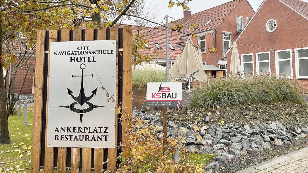 Das Restaurant Ankerplatz in Westrhauderfehn hat weiterhin geschlossen. Und das Hotel „Alte Navigationsschule“ wartet immer noch auf seine Eröffnung. Foto. Archiv