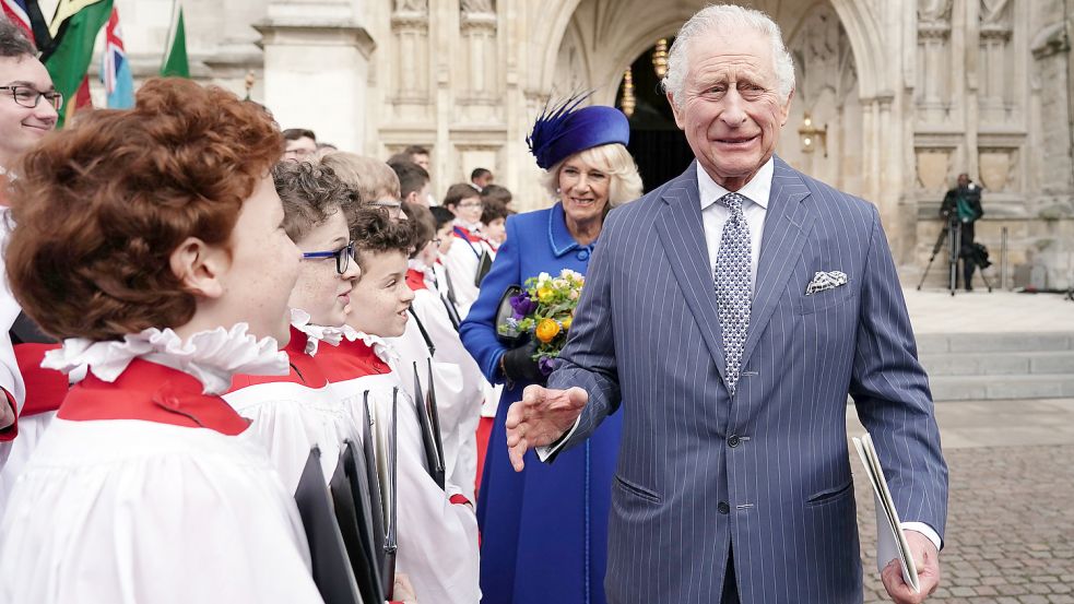 Wenn Charles und Camilla das nächste Mal Westminster Abbey verlassen, werden sie König und Königin sein. Beim Commonwealth Day Mitte März trafen sie einige der Chorsänger der ehrwürdigen Abtei. Foto: dpa/PA Wire/Jordan Pettitt