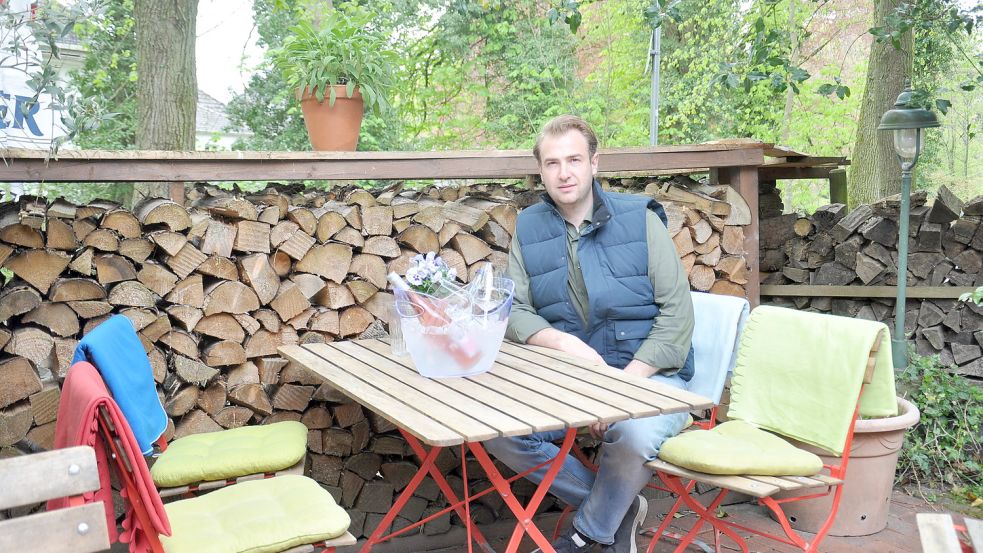 Felix Kranz öffnet wieder den Biergarten der Auricher „Börse“. Er möchte die Gäste mit besonderen Aktionen wie einem „Börsenkühler“ locken. Foto: Kim Hüsing