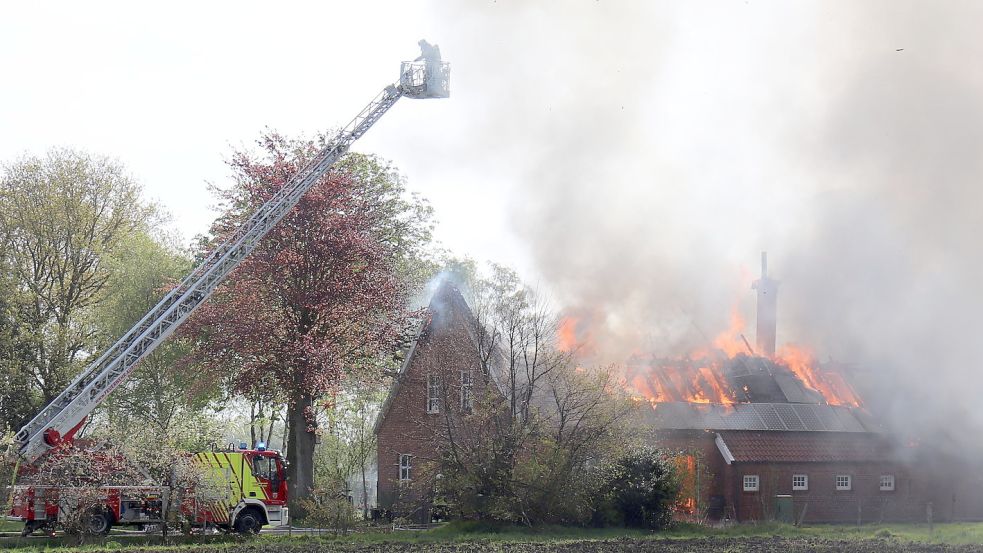 Eine Zeit lang blieb die Drehleiter der Feuerwehr Aurich beim Großbrand in Rahe am Donnerstag ohne Wasser. Foto: Heino Hermanns