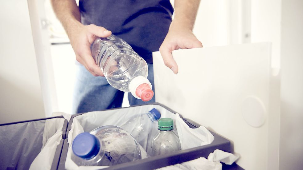 Kann das weg oder kommt es ins Recycling? Greenpeace will den Sündern auf die Finger schauen. Foto: imago images/Westend61