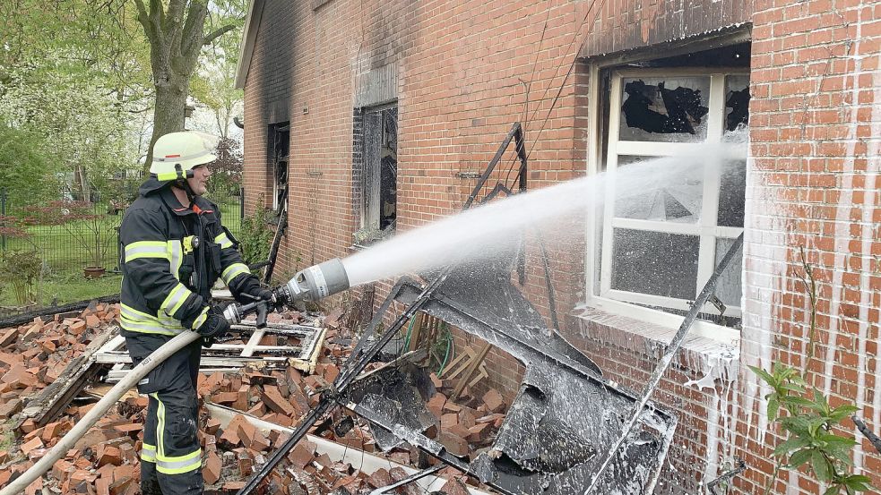 Im abgebrannten Bauernhof in Rahe ist das Feuer erneut ausgebrochen. Die Ortsfeuerwehr Haxtum löscht nach. Foto: Keno Wessels/Feuerwehr