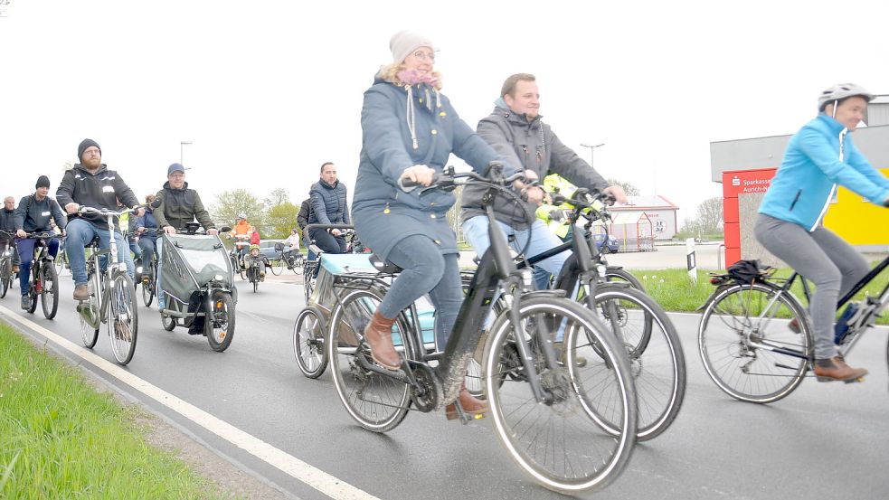 Die Teilnehmer der Fahrraddemo starten aus Riepe gen Oldersum. Mit dabei ist auch CDU-Landtagsabgeordnete Saskia Buschmann (rechts). Foto: Kim Hüsing