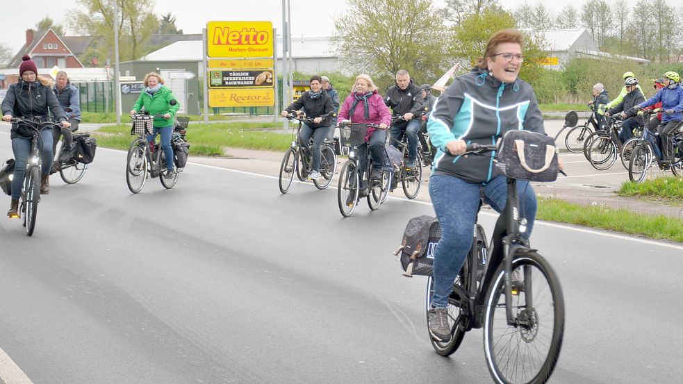 Unter Absicherung der Ortsfeuerwehren Riepe und Simonswolde starten die Teilnehmer der Fahrraddemo in Riepe. Foto: Kim Hüsing