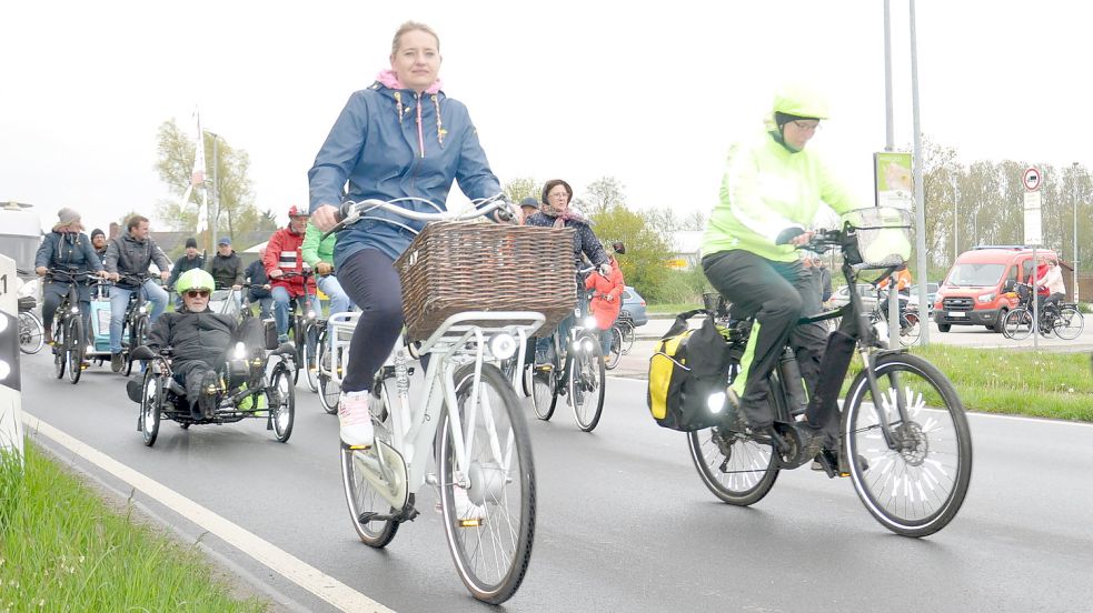 Bei dem Fahrradkorso sind die Teilnehmer auf dem E-Bike, dem normalen Drahtesel, mit dem Liegerad oder im Anhänger unterwegs. Foto: Kim Hüsing