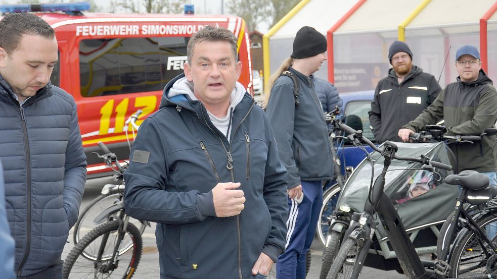Volker Degner vom Riepster Ortsrat begrüßt die Teilnehmer der dritten Fahrraddemo. Foto: Kim Hüsing