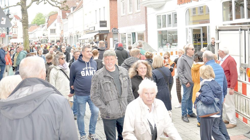 Am Nachmittag schoben sich die Menschen schon fast durch die Auricher Innenstadt. Die Baustellenbegrenzungen bildeten dabei ein Nadelöhr. Foto: Kim Hüsing