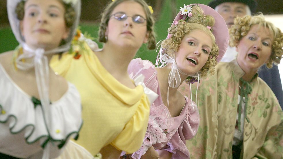 Bei den Verdener Domfestspielen ein Kostümspass, im Leben oft Wirklichkeit: Das Biedermeier ist zurück. Foto: dpa