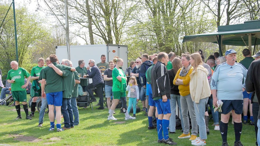 Nach dem Spiel der Alte-Herren-Fußballmannschaften von SC Tannenhausen und SV Wallinghausen wurde die dritte Halbzeit an der Getränkebude eingeleitet. Es gab ein großes Wiedersehen und viel zu erzählen. Foto: privat