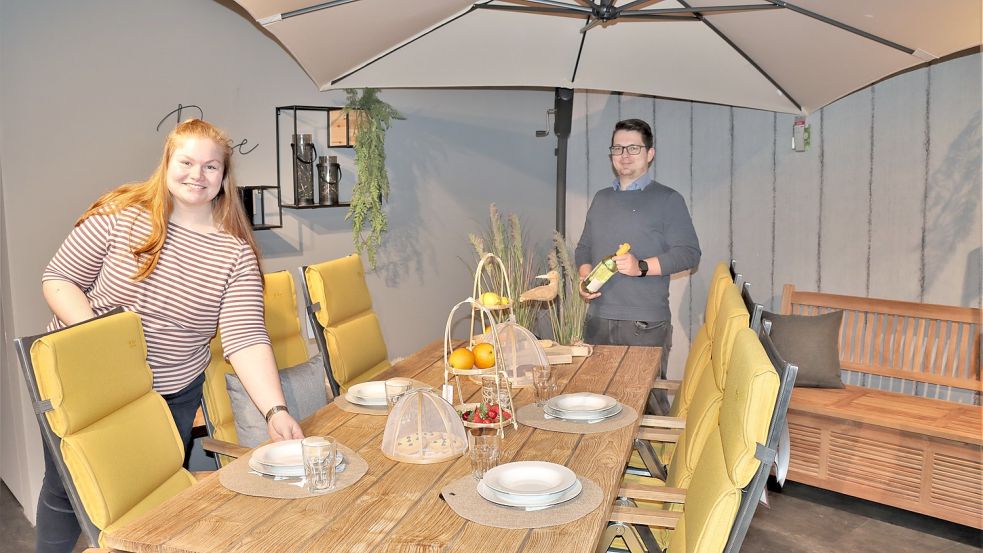 Tomke Janssen und Alexander Bergmann decken ein. Die hochwertigen Gartenmöbel von Rudnick haben komfortablen Wohncharakter. Fotos: Wittich