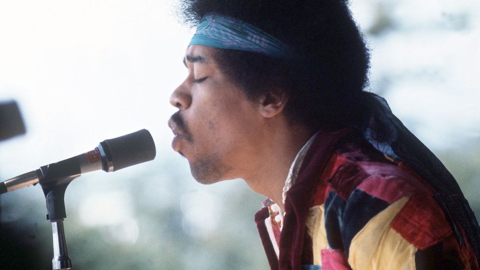 Gründungsfigur einer ganzen Kultur? Der amerikanische Rocksänger und Gitarrist Jimi Hendrix bei seinem Auftritt auf dem Love-and-Peace-Festival auf der Ostsee-Insel Fehmarn. Foto: dpa