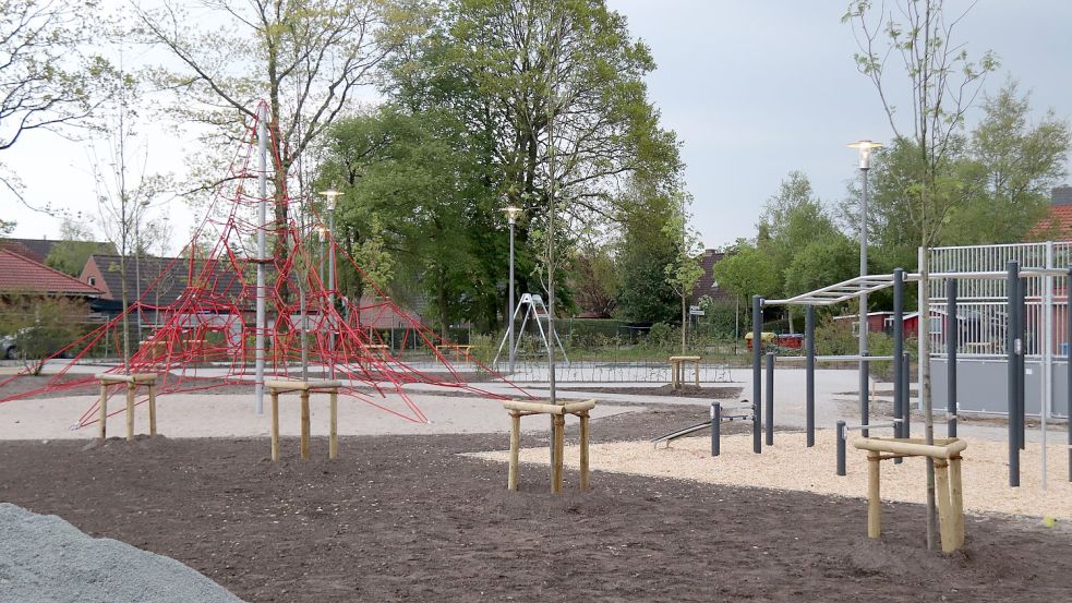 Auf dem neuen Mehrgenerationenplatz sind das Kletterspielgerät aus roten Seilen, der Bolzplatz und ein Sport- und Klettergerät schon gut zu erkennen. Foto: Karin Böhmer