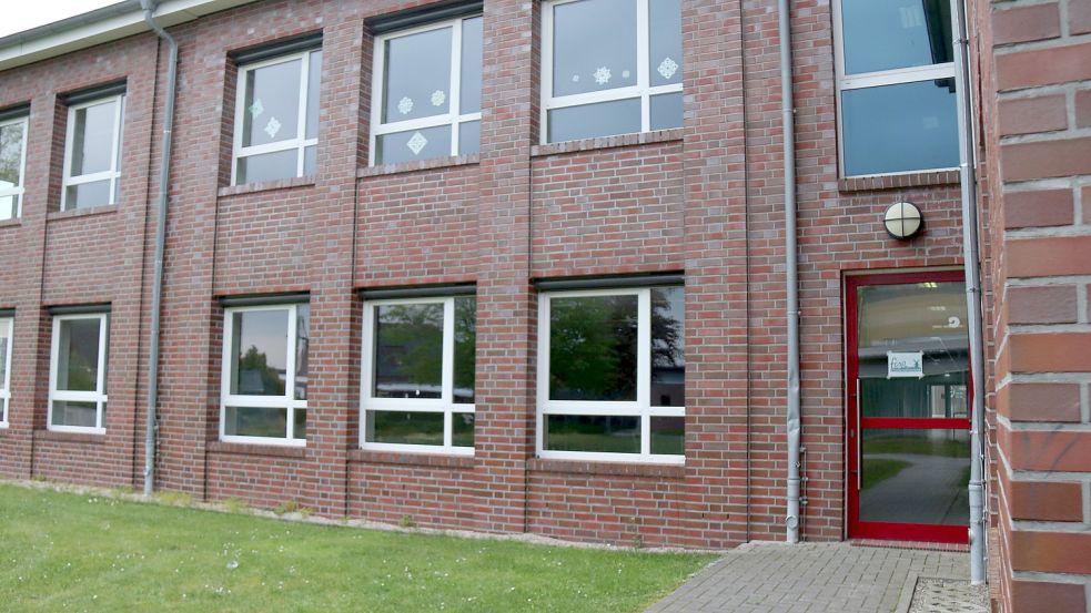 Bislang ist der Zugang zur FCSO noch unscheinbar nur mit einem kleinen Schild an der Seite der früheren Haupt- und Realschule Moordorf gekennzeichnet. Am Sonnabend werden zum ersten Mal offiziell die Türen zur Besichtigung geöffnet. Foto: Karin Böhmer