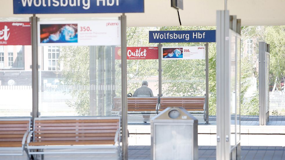 Ein Mann sitzt alleine am Bahnhof und wartet auf den nächsten Zug. Hin und wieder kommt es zu ungeplanten Halteausfällen am Wolfsburger Hauptbahnhof. Foto: imago images/Jan Huebner