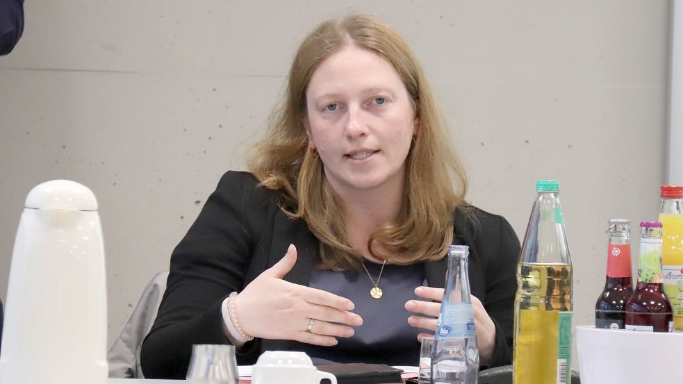 Marisa Tammen erläuterte im Ausschuss Details zur Planung der Stadt Aurich für Freiflächen für Photovoltaikanlagen. Foto: Heino Hermanns