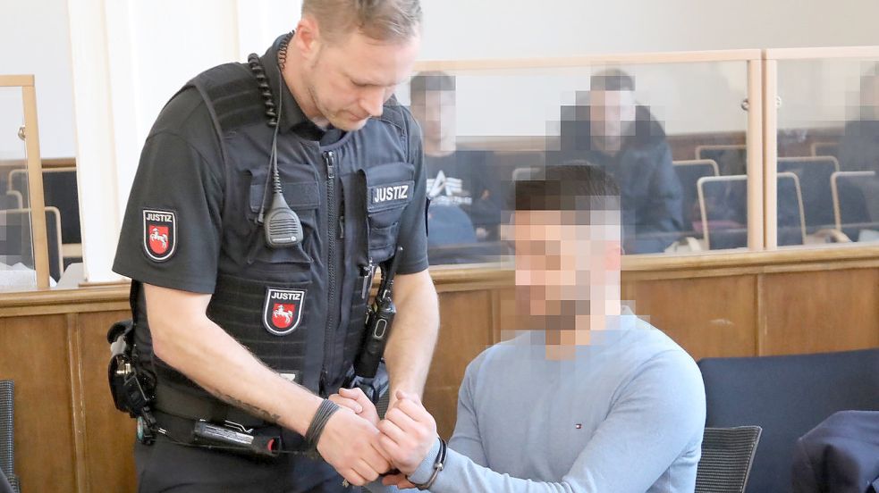 Am ersten Verhandlungstag wurden der Angeklagte mit Handschellen ins Landgericht geführt. Foto: Romuald Banik