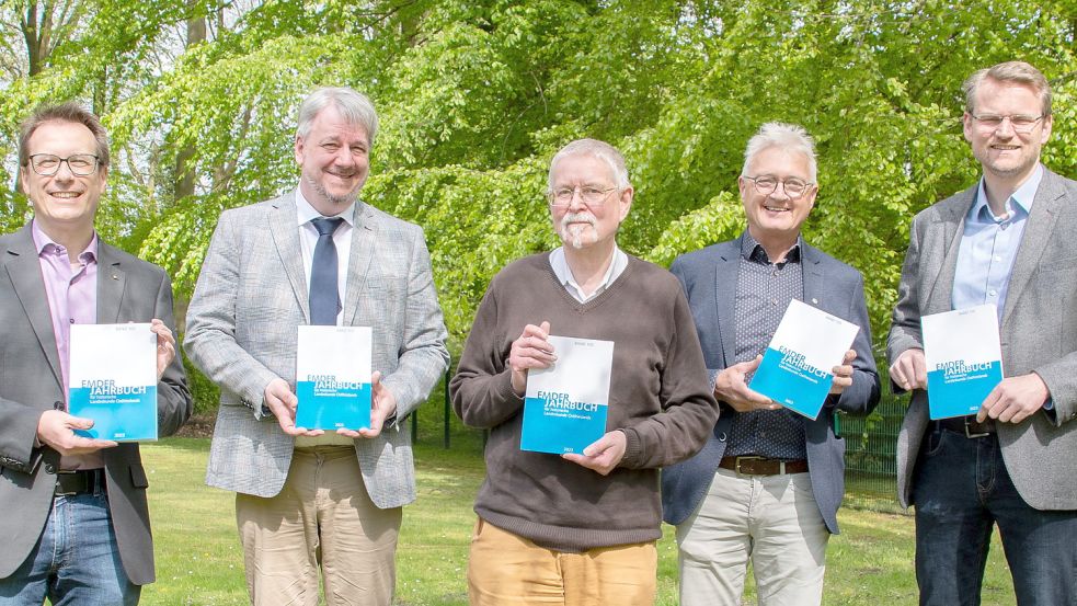 Die Herausgeber mit dem neuen „Emder Jahrbuch“ (von links). Dr. Michael Hermann (Landesarchiv), Dr. Klaas-Dieter Voß (Doornkaat-Stiftung), Johannes Berg („1820-Die Kunst“), Dr. Paul Weßels (Landschaftsbibliothek) und Dr. Matthias Stenger (Landschaftsdirektor).Foto: privat