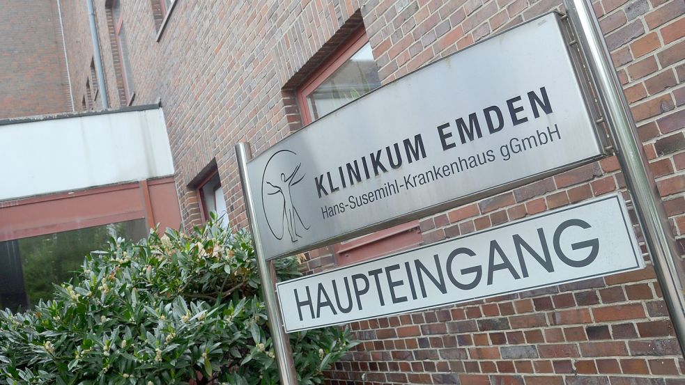 Ein Schild vor dem Haupteingang des Klinikums Emden. Foto: Aiko Recke