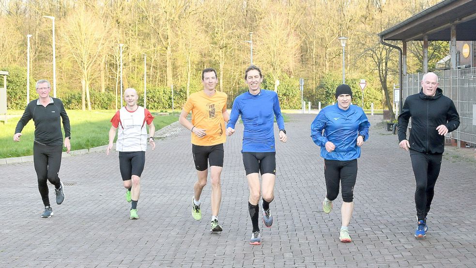Montagabend, das Training ist für diese sechs Läufer beendet. Sie haben ihre Runden im Ihlower Wald gedreht. Foto: Gerd-Arnold Ubben