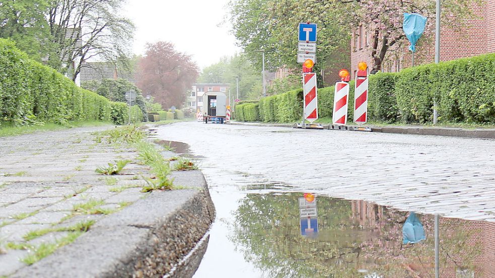 An den Straßenrändern, hier im Übergang Glupe/Dwarsglupe, steht das Wasser. Foto: Heino Hermanns