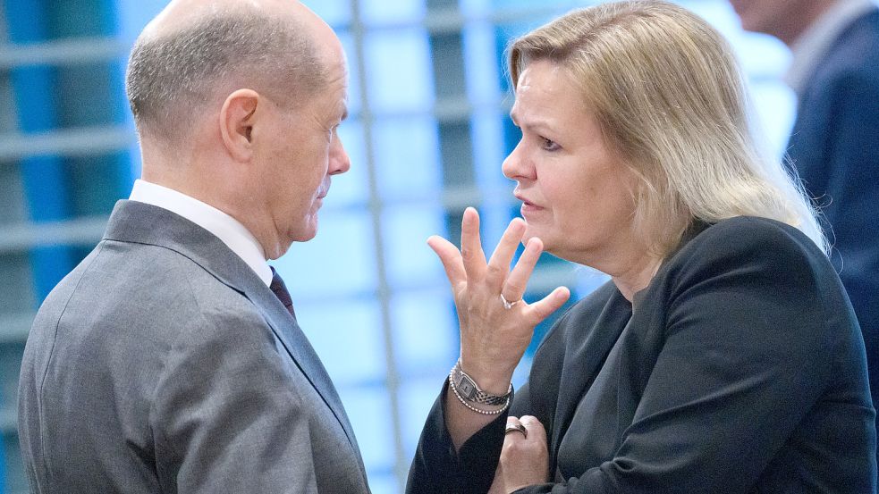 Vor dem Bund-Länder-Gipfel zu Flüchtlingskosten gibt es bei Kanzler Olaf Scholz und Innenministerin Nancy Faeser einiges zu besprechen. Foto: dpa/Bernd von Jutrczenka