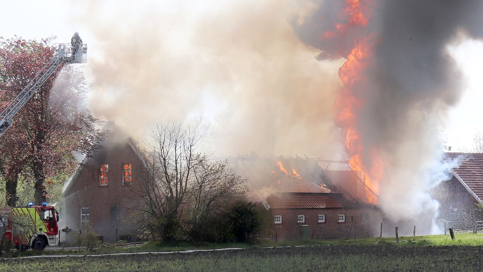 Bei dem Großfeuer in Rahe brannte am Donnerstag voriger Woche ein altes Bauernhaus komplett nieder. Foto: Heino Hermanns
