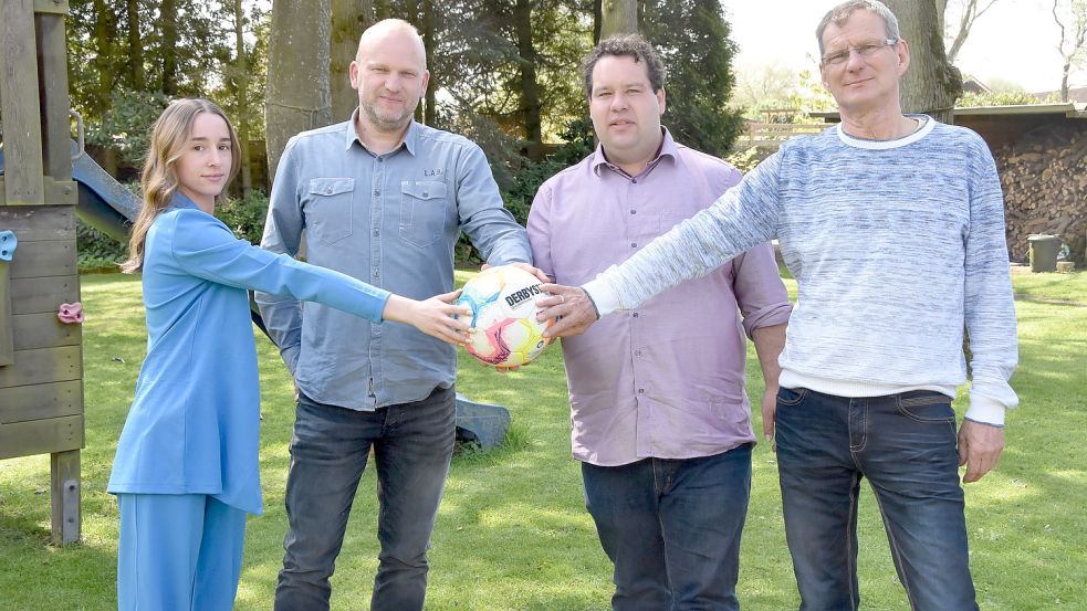 Ines Chilla (von links), Carsten Wagenaar, Robin Stix und Bernhard Schwitters gehören zum Organisationsteam des Brookmerlander Inklusionscup. Foto: Thomas Dirks