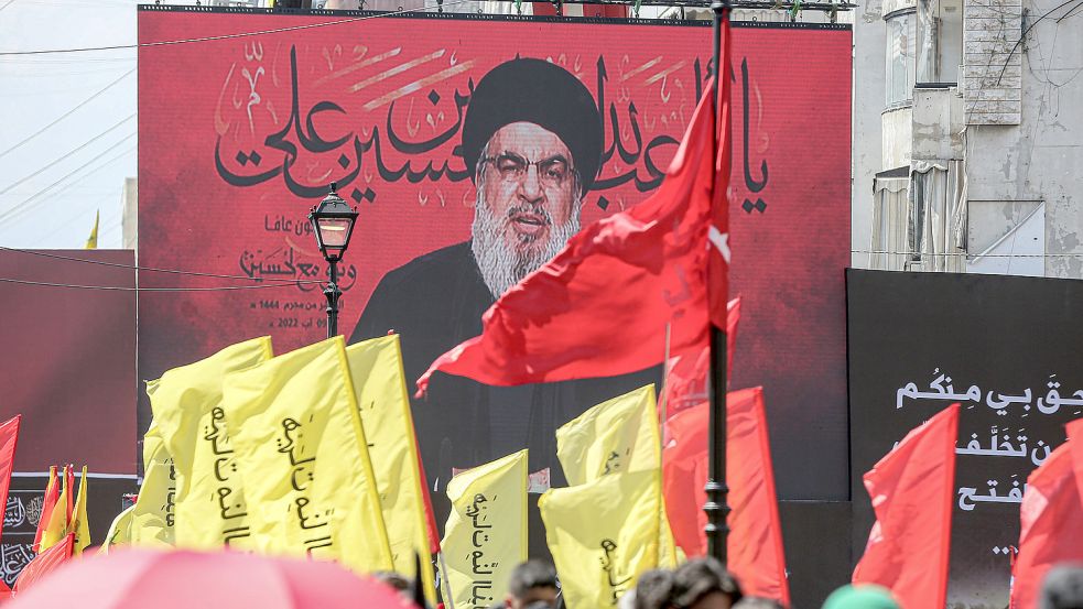 Sayed Hassan Nasrallah, Generalsekretär der Hisbollah, wird auf einem Monitor abgebilder und spricht während einer Großkundgebung in einem südlichen Vorort von Beirut anlässlich des Aschura-Festes. Das Bundeskriminalamt hat am Mittwoch einen Terrorverdächtigen der Hisbollah im Landkreis Aurich festgenommen. Foto: DPA