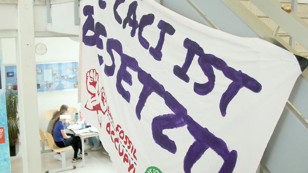 Unter anderem hing dieser Banner am Donnerstag in der Schule. Foto: Marcel Lübcke