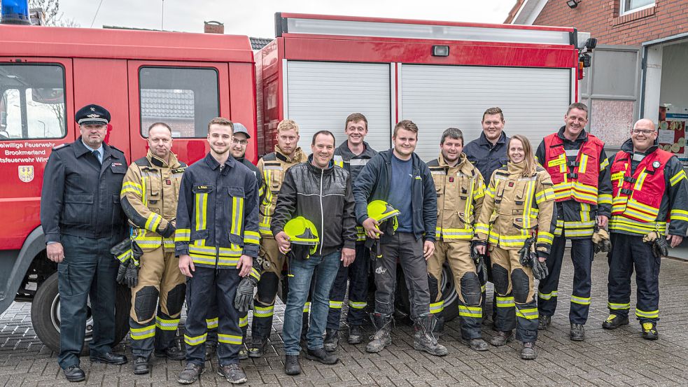 Freundlich wurden die Neuen, Tido Janssen (Sechster von links) und Tammo Lengert (Achter von links), in der Wirdumer Feuerwehr aufgenommen. Foto: Folkert Bents