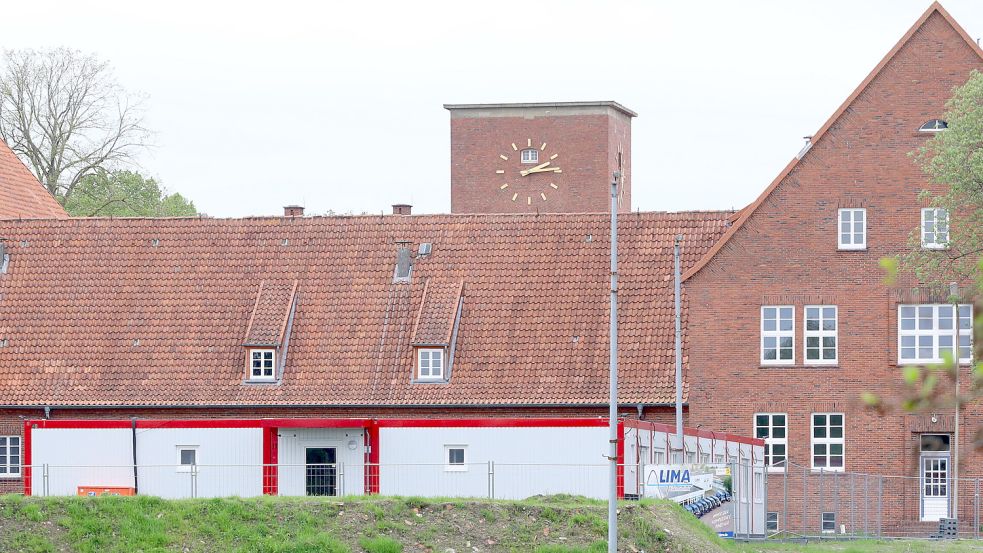 Das frühere Divisionsgebäude wird schrittweise für die Flüchtlingsunterbringung saniert. Foto: Romuald Banik