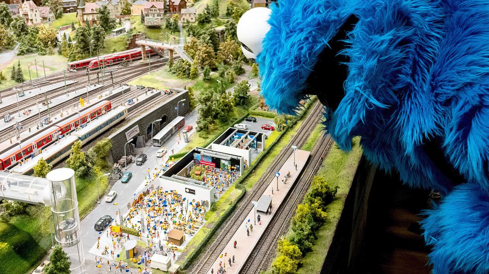 Auch das leibhaftige Krümelmonster staunte am Mittwoch im Miniatur Wunderland über die Sonderausstellung zu 50 Jahren Sesamstraße. Foto: Daniel Bockwoldt/dpa