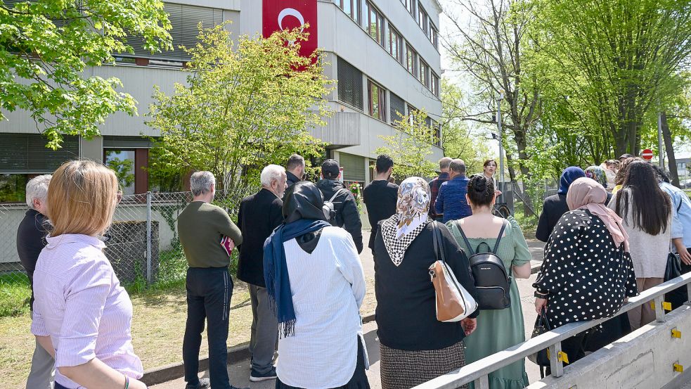 Wahlberechtigte Türken stehen vor einem Wahllokal in Stuttgart. Auch in Bremen wurde extra ein Wahllokal eingerichtet. Foto: DPA