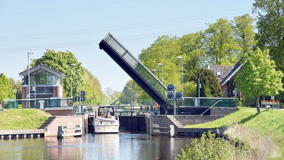Ein Schiff fährt in die Schleuse am Kukelorum in Rahe ein. Foto: NLWKN