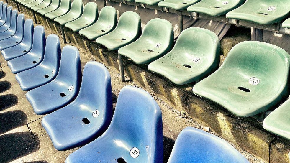 Etwa 80 überdachte Sitzplätze sollten am Sportplatz in Münkeboe entstehen – doch die Gemeinde will sich vorerst nicht an den Kosten beteiligen. Foto: Pixabay