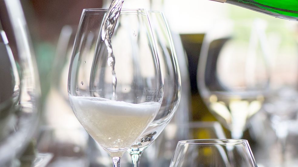 Um guten Champagner zu genießen, müssen nicht gleich Tausende Euro auf dem Tisch liegen. Foto: Franziska Gabbert/dpa