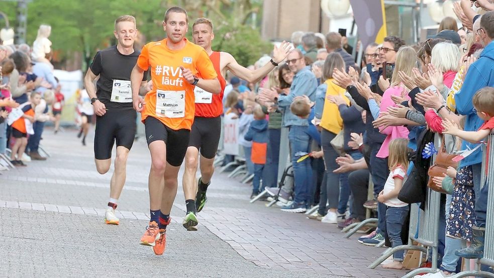 Der Gesamtzweite Matthias Heinken von der RVB hat das Ziel in der Leeraner Innenstadt vor Augen. Zuschauer applaudierten lautstark und sorgten für einen fröhlichen Empfang. Fotos: Wilfried Gronewold