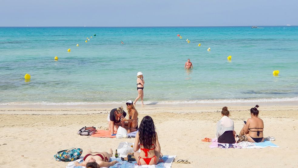 Keine „Blaue Flagge“ mehr für die Playa de Palma. Der Strand konnte die hohen Ansprüche an das Badewasser nicht erfüllen. Foto: imago images/Ebner