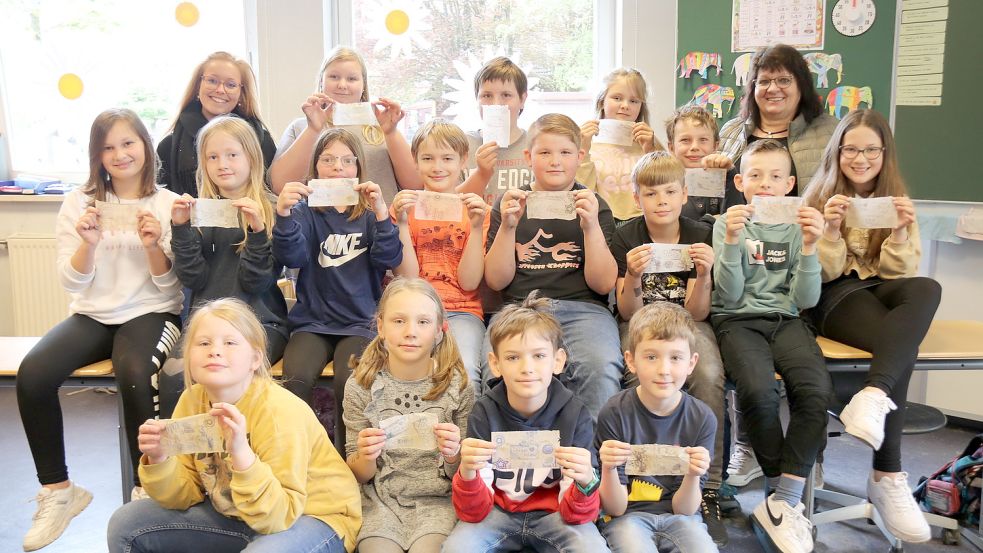 Die Klasse 4b aus Wallinghausen zeigt die frisch gestempelten Teebeutel zum Muttertag. Foto: Karin Böhmer