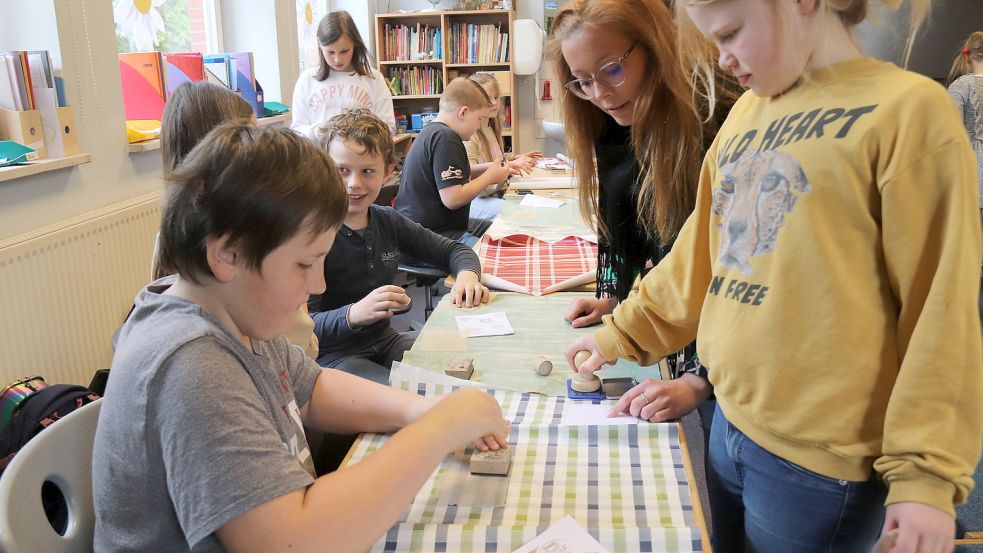 Vorsichtig werden die Teebeutel bestempelt. Foto: Karin Böhmer