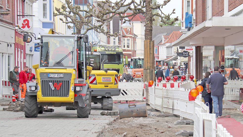 Baufahrzeuge prägen derzeit die Szenerie in der Auricher Fußgängerzone. Für einen Imagefilm ist das eher von Nachteil. Foto: Heino Hermanns