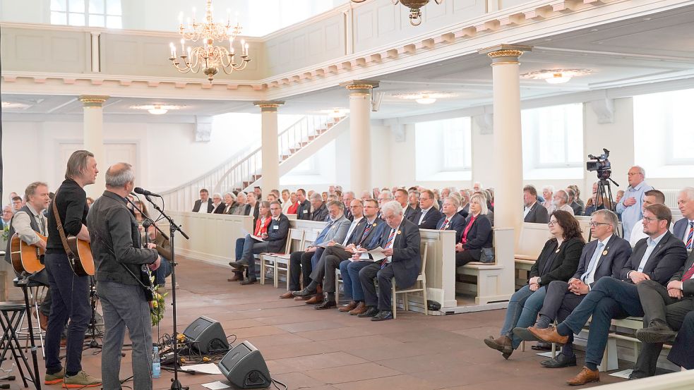 Musikalisch begleitet wurde die Festveranstaltung von Otto Groote, Bert Hadders und Ralf Strotmann mit ihrem Programm „Brückenbauer“. Fotos: Helmut Vortanz