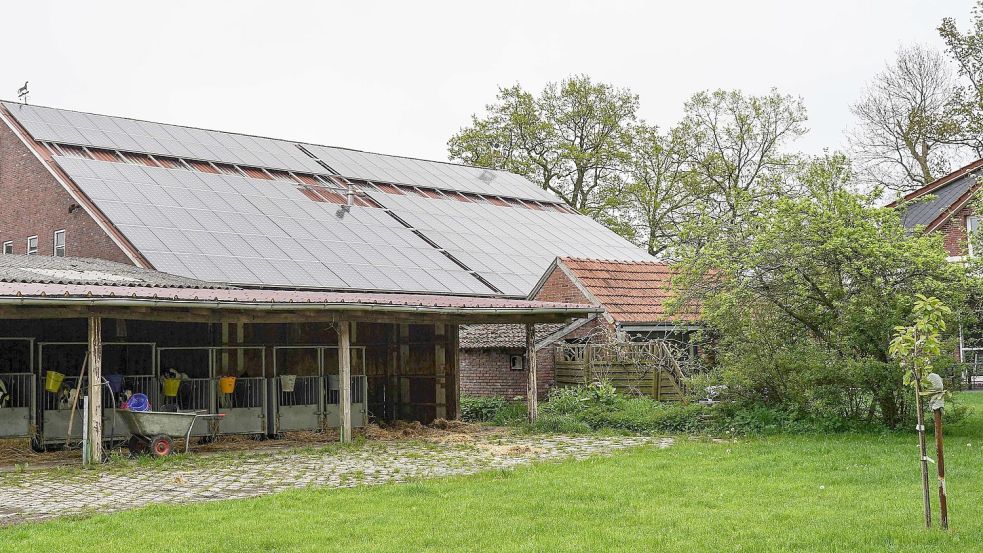 Photovoltaikanlage auf dem Hof von Dirk Haßbargen in Barstede. Foto: Helmut Vortanz
