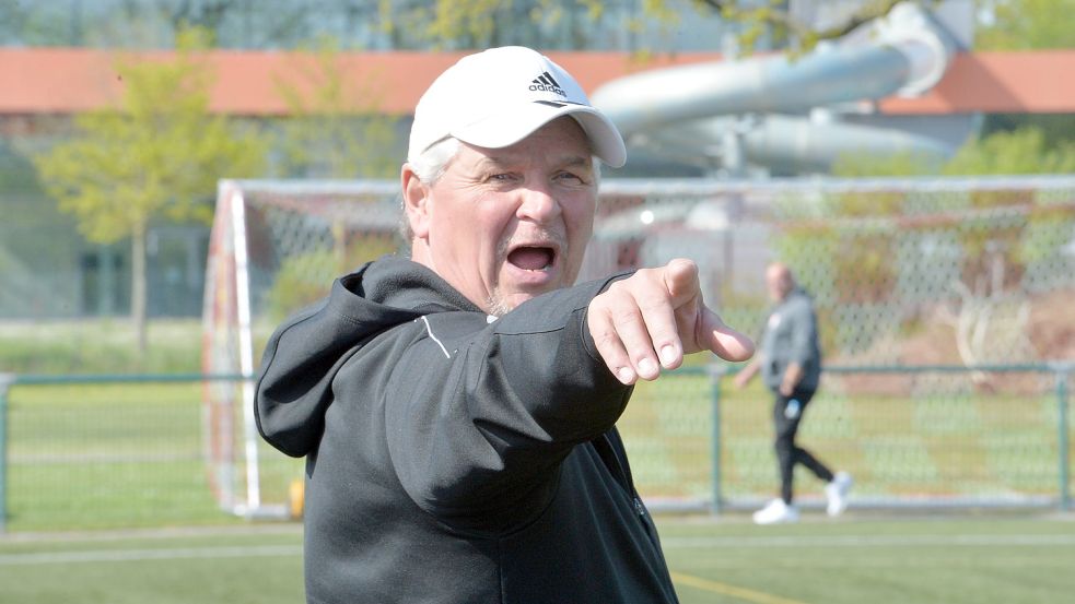 Der Wiesmoorer Trainer Jürgen Zimmermann setzte in der zweiten Hälfte gegen Tura voll auf Angriff. Foto: Bernd Wolfenberg