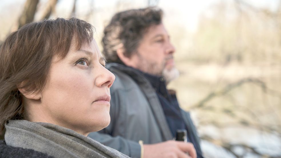 Keine Zeit zum Zeitunglesen: Franziska Tobler (Eva Löbau) und Friedemann Berg (Hans-Jochen Wagner) müssen den Mord an einem Jugendlichen aufklären. Foto: SWR/Benoît Linder