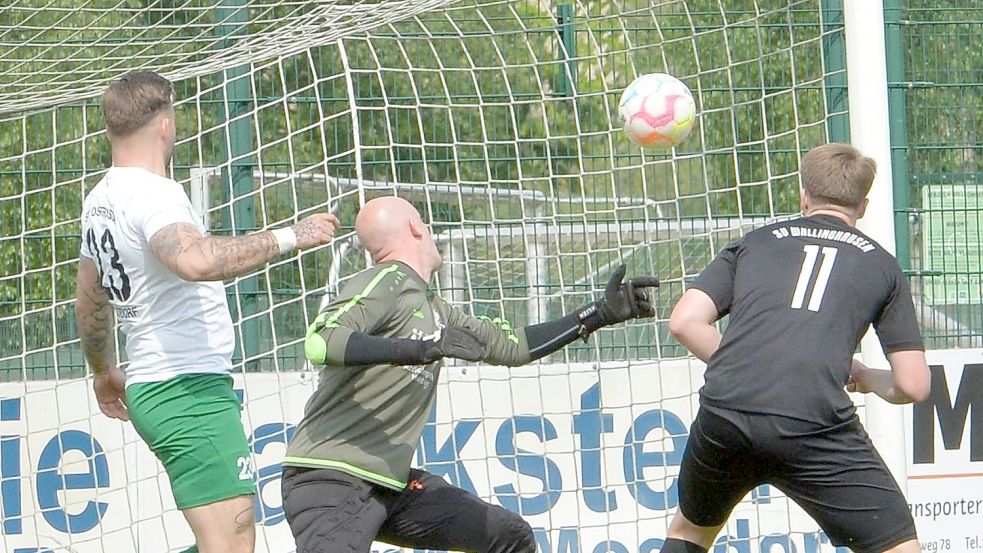 Die Moordorfer Wilko Janssen (von links) und Torwart Andre Kanthak schauten dem Ball hinterher, den der Wallinghausener Jasper Mühlenbrock (rechts) schon nach sieben Minuten im Tor der Moordorfer unterbrachte. Für die Gäste ein Auftakt nach Maß, der aber nicht das hielt, was sich einige SVW-Fans erhofft hatten. Nämlich einen Auswärtssieg. Fotos: Bernd Wolfenberg