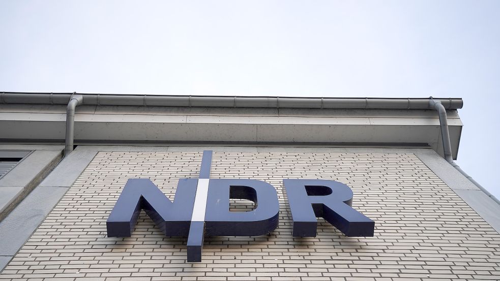 Das NDR-Logo wird auch am Montag auf dem Norder Marktplatz zu sehen sein. Foto: DPA