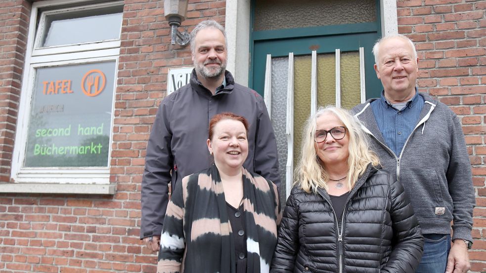 Diakonieleiter Matthias Caspers (von links) hofft gemeinsam mit Waltraud Reichert, Wera Westermann und Hinrich Hippen auf neue Helfer für die Auricher Tafel. Foto: Karin Böhmer