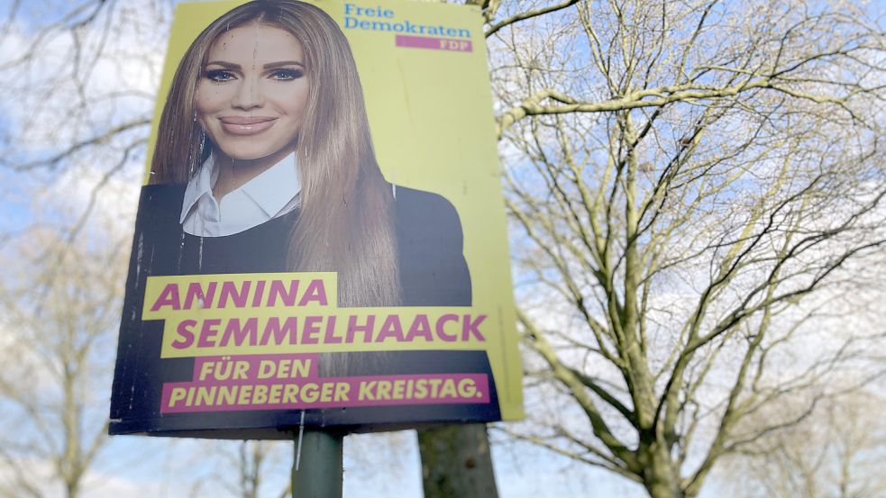 Omnipräsent in der Elmshorner Innenstadt: FDP-Kandidatin Annina Semmelhaack. Foto: Brameshuber