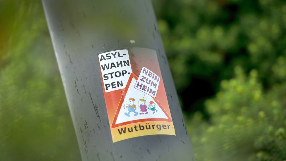 Die Polizei in Niedersachsen hat 2022 deutlich weniger politisch motivierte Straftaten registriert als noch ein Jahr zuvor – aber die Zahl blieb hoch. Foto: Arno Burgi/dpa-Zentralbild/dpa